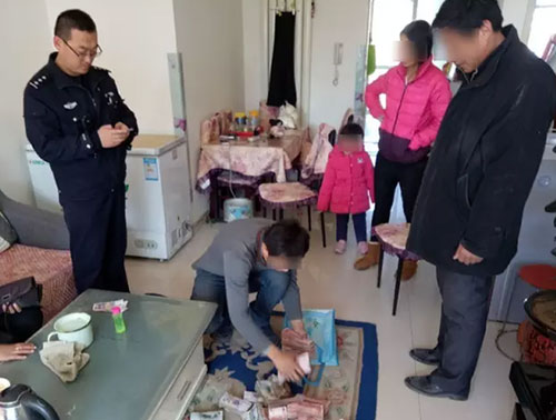 17萬(wàn)當(dāng)垃圾丟掉：驚慌失措！全家上陣翻找垃圾桶