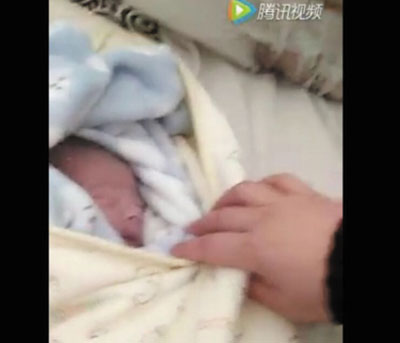 痛心，大連一女?huà)雱偝錾鷥蓚€(gè)小時(shí)就被棄垃圾桶