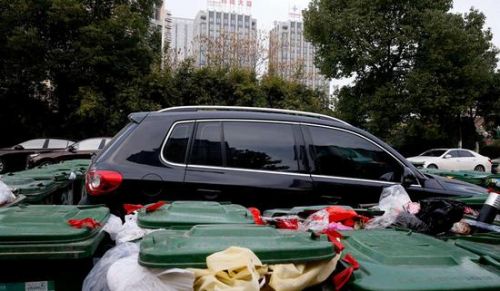 汽車被垃圾桶包圍是被惡搞還是得罪人了？