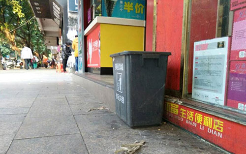 垃圾桶當(dāng)足球踢？！城區(qū)大半年累計(jì)丟近千個(gè)垃圾桶